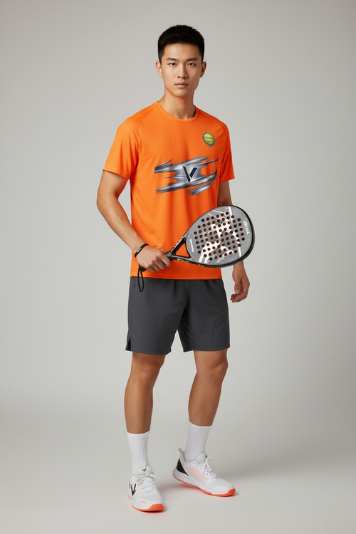 Mannequin asiatique portant le tee-shirt VALEN avec raquette de padel