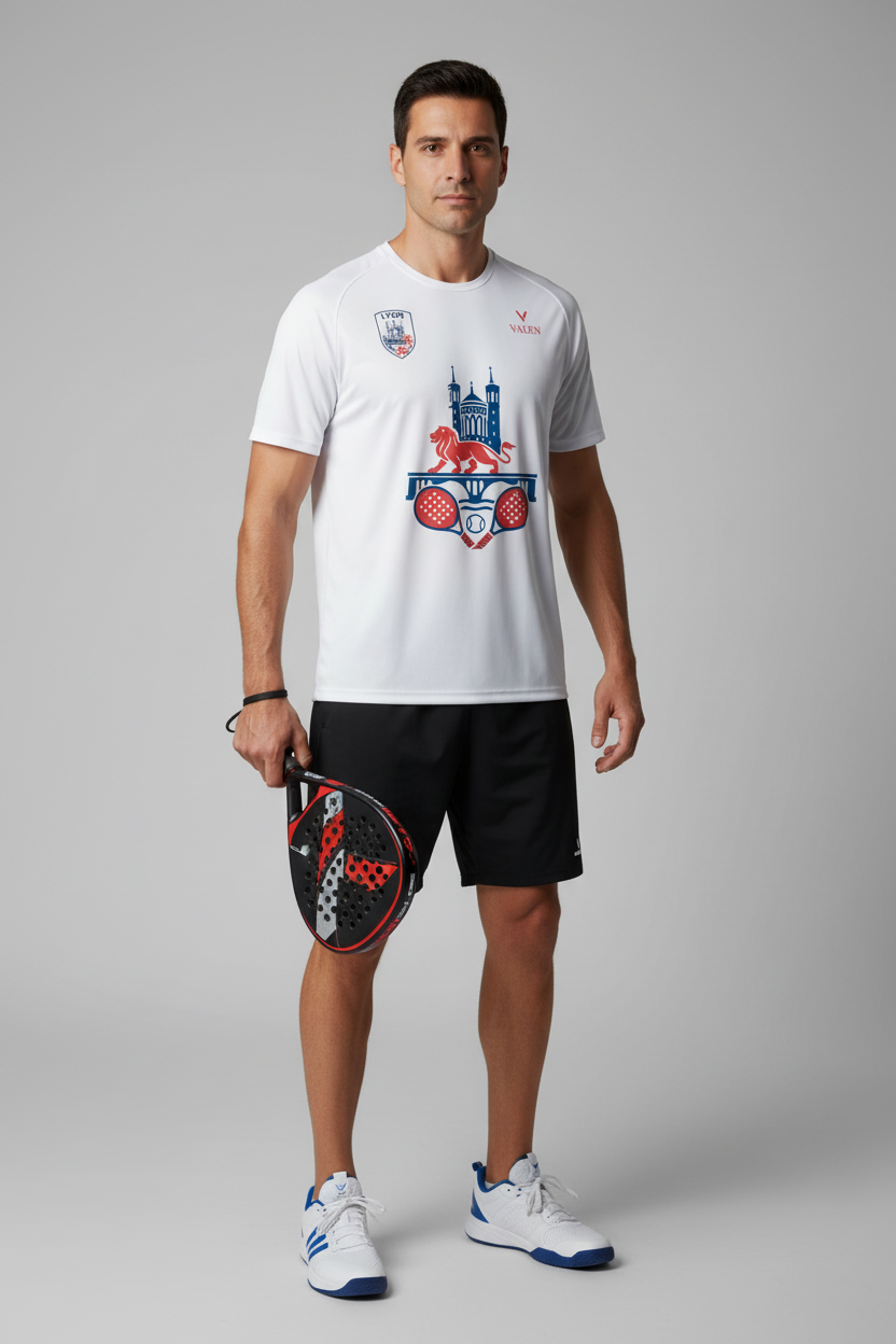 Mannequin portant le tee-shirt Lyon VALEN avec raquette de padel
