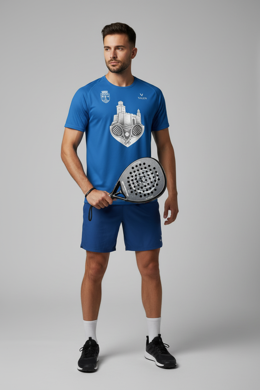 Tee-shirt Tanger Edition sur mannequin avec raquette de padel